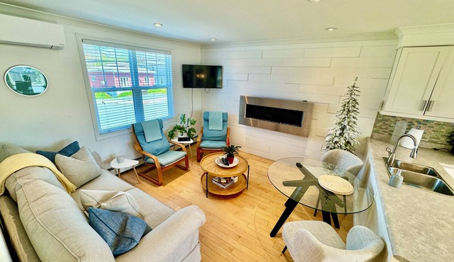 Cozy, Relaxing, Center City Retreat with Private Rooftop Deck!