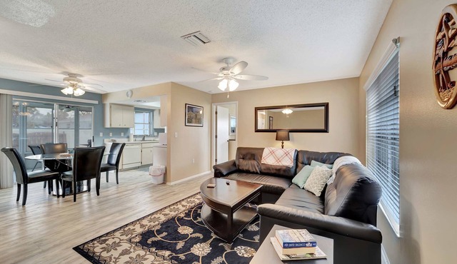 Cozy, Relaxing Escape- Heated Pool, Mins to Beach