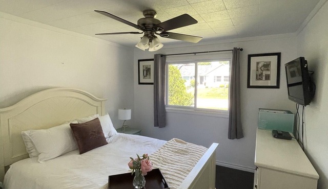 Cozy, relaxing get away close to trails, beach, shopping and restaurants