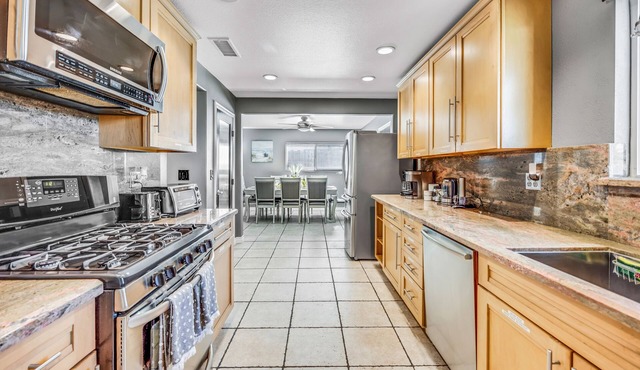Cozy & Relaxing Getaway Home 5 mins to Disneyland