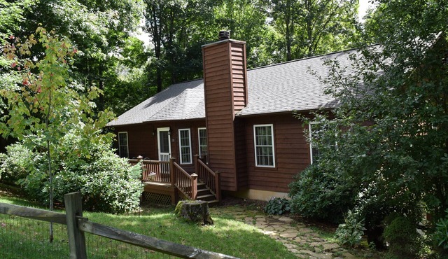 Cozy, Relaxing High Country Cabin w/Fireplace & 2 kayaks!