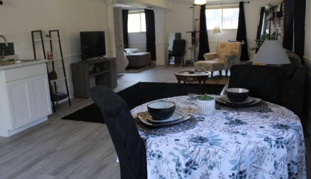 Cozy & Relaxing. Hot Tub, stress relief at your fingertips. Pets welcome.