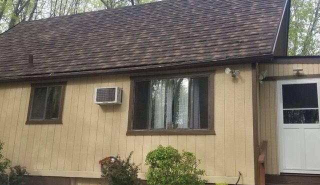 Cozy relaxing cabin in energizing area of woods. — 5 minute walk from the river!