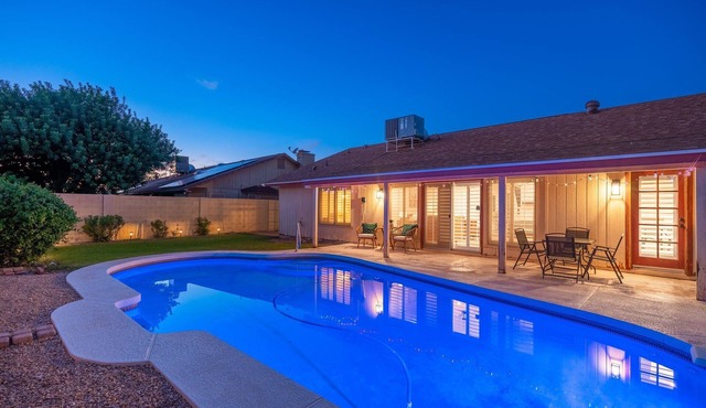 Cozy Remodel, Diving Pool & Hot tub, Great Location Near Entertainment!