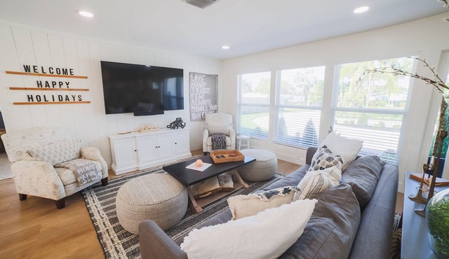 Cozy Remodeled Cottage Pool home close to Beach