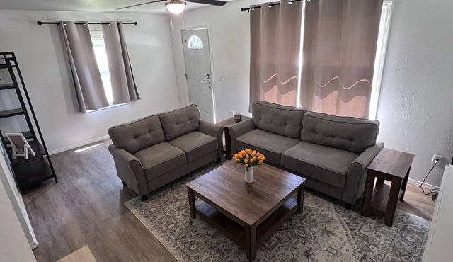 Cozy remodeled duplex, unit #A. 2bed/1bath unit with high speed Wifi.