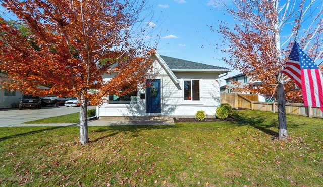 Cozy REMODELED fam 3-bedroom cottage in delightful Sandy w/office area & laundry