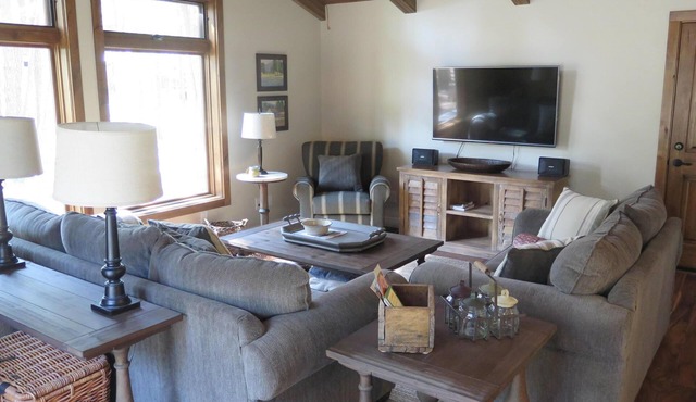 Cozy Remodeled Getaway in Continental Country Club, Large Wooded Lot & Wildlife