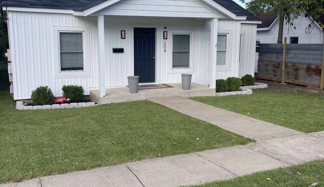 Cozy remodeled house 3 blocks from downtown.