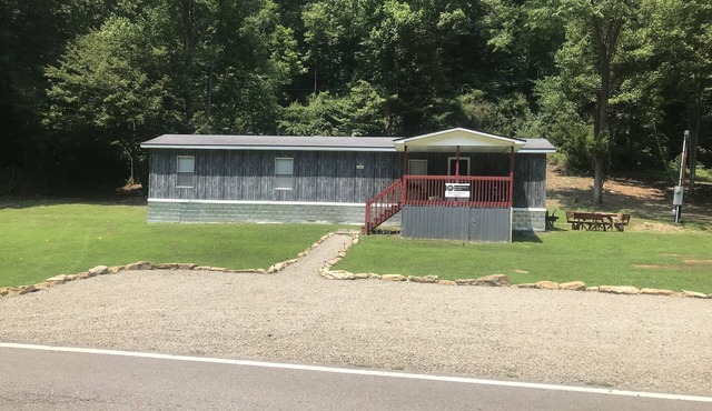 Cozy Remodeled mobile home conveniently located 1mile from the town of Pineville