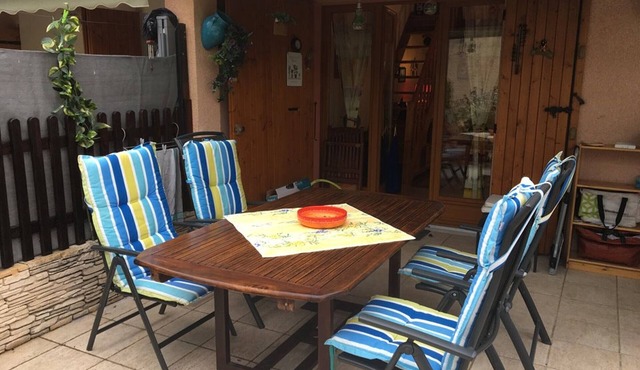 Cozy rental with terrace for 4 near Esparron Lake