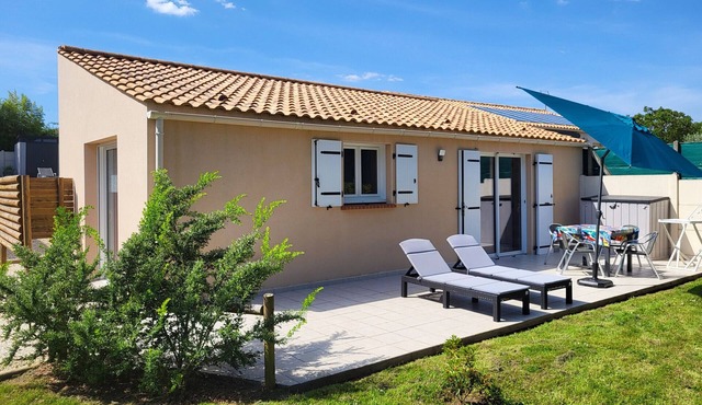 Cozy Renovated House, 4 Guests, Near Beach & Shops, Large Shared Garden with Trampoline & Swing