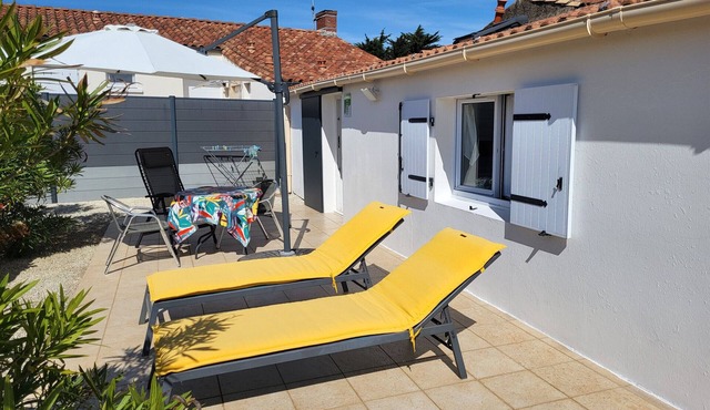 Cozy Renovated Cottage Near Beach with Shared Garden and Activities in Saint-Vincent-sur-Jard