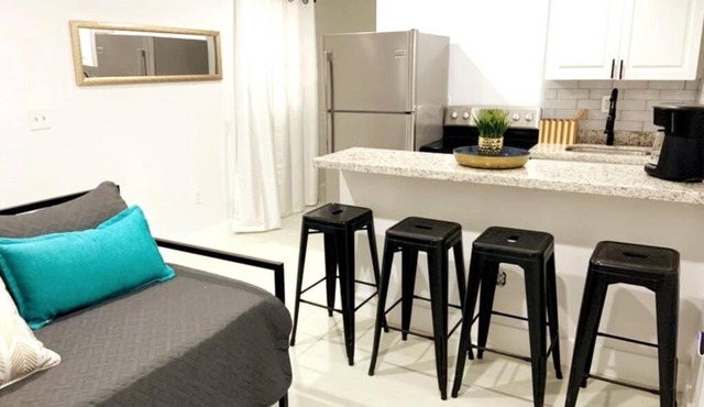 Cozy renewed home -Central location sleeps 4