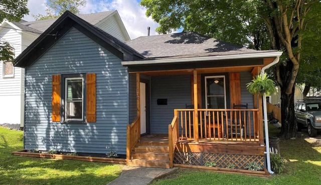 Cozy Renovated Bungalow — Walk Downtown!