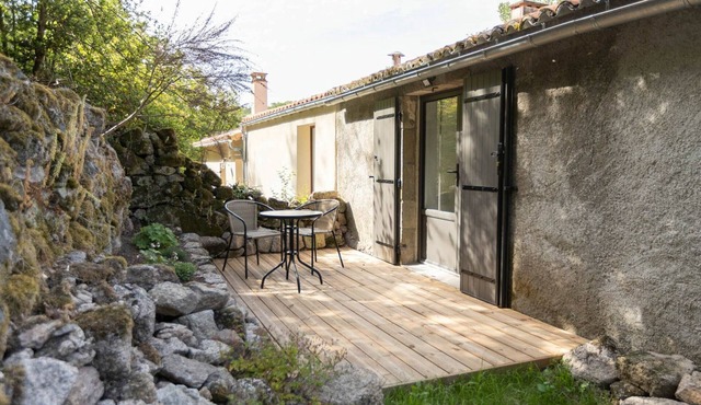 Cozy renovated studio with private terrace, for 2 people, near the Sèvre River