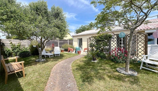 Cozy Renovated Beach House, 300m to Shore, Garden Terrace, Near Shops & Attractions