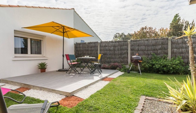 Cozy Renovated Cottage with Garden near Pornic Beaches