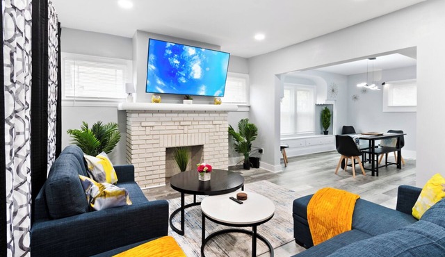 Cozy renovated Near Dt & Cleveland Clinic,King bed,3 Bedroom with WiFi, AC