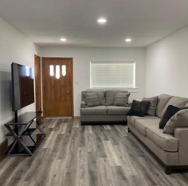 Cozy & Renovated 2 Bed Apartment