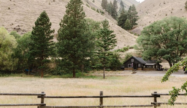 Cozy renovated 3-bedroom cabin in lovely North Fork IDAHOME