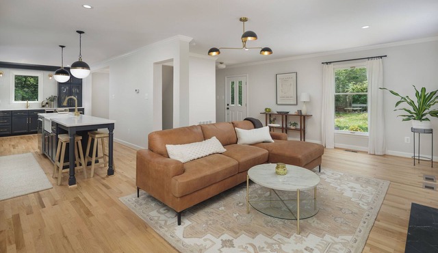 Cozy, renovated 3-bedroom retreat on 10+ acres in charming Leesburg. Sleeps 7