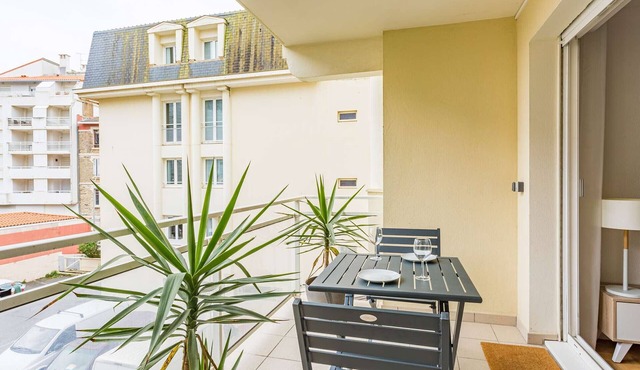 Cozy Renovated Apartment with Balcony and Parking, 150m from Grande Plage in Central Biarritz