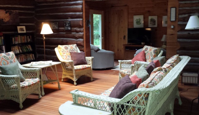Cozy renovated cabin in Williamstown, steps from hiking trails