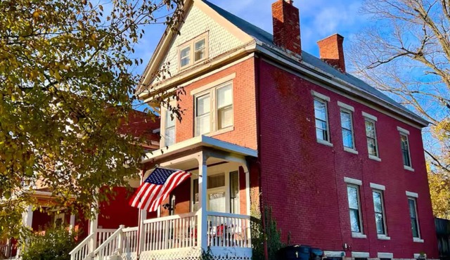 Cozy, renovated century home. Minutes to downtown Cinncinatti* SLEEPS 17