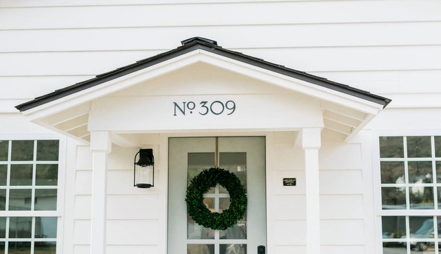 Cozy renovated cottage - 5 min walk to beach & dwtn