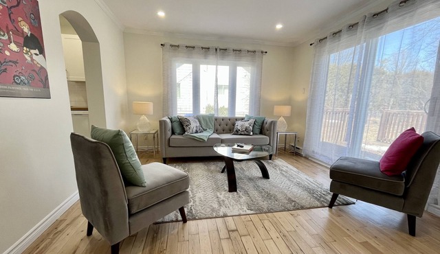 Cozy renovated cottage 3bdr by the water in Pincourt, only 30 km from Montreal.