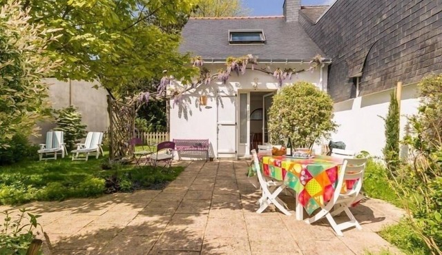 Cozy Renovated Cottage Near Nantes Canal with Private Garden and Bikes