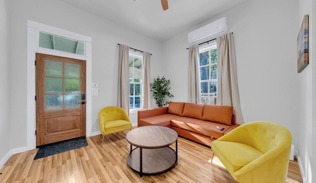 Cozy Renovated Historic 2-bedroom house with AC near Riverwalk & Pearl