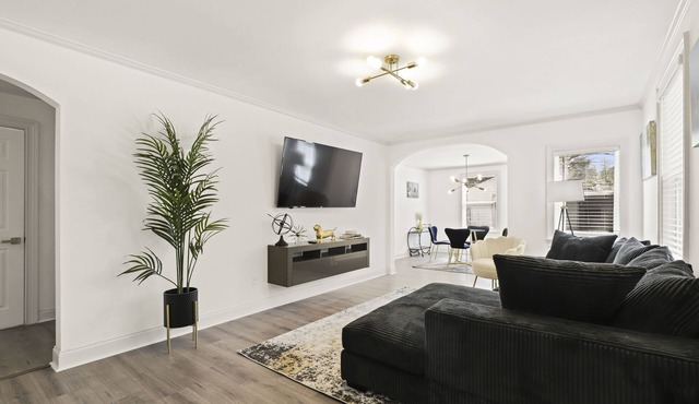 Cozy Renovated House near Airport. King Bed, Free Parking, Free Wifi