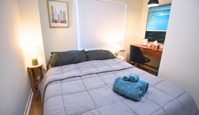 Cozy renovated South Philly APT with backyard near Stadiums and Center City