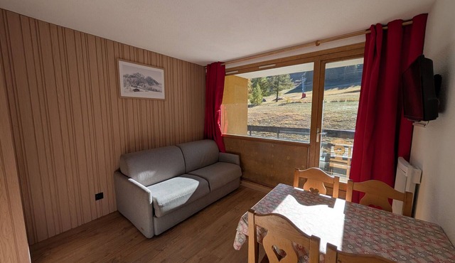 Cozy renovated studio south-facing with slopes view and parking in Montgenèvre