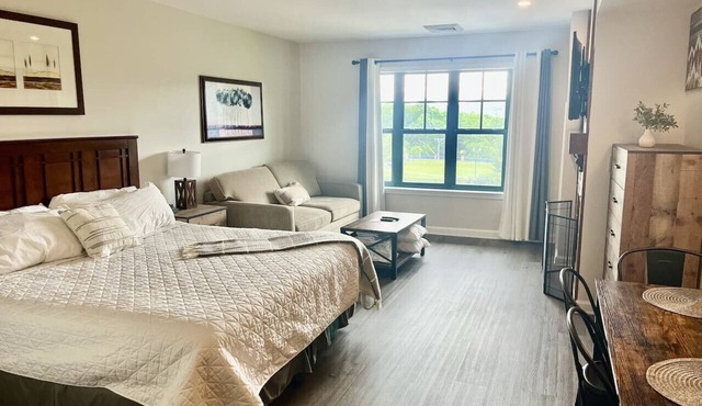 Cozy renovated Studio @ Creek
