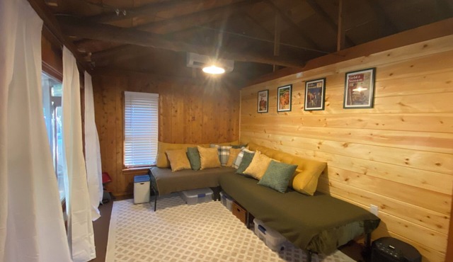 Cozy renovated vintage cabin near lake Cecilia