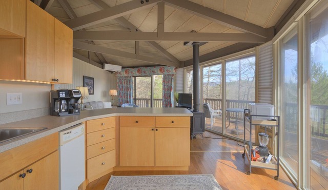 Cozy rental near Greenbrier Resort with a deck, stunning views modern-rustic charm, and full kitchen