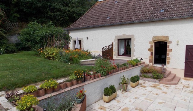 Cozy rental in Neuvy with garden and pets allowed