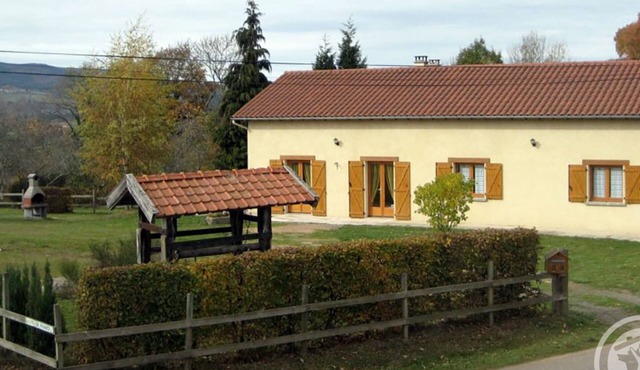 Cozy rental with garden, fireplace, and pet-friendly near Roanne