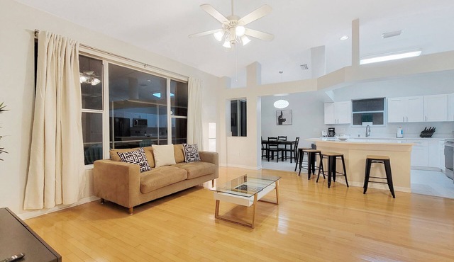 Cozy Residential Home near Bush Gardens