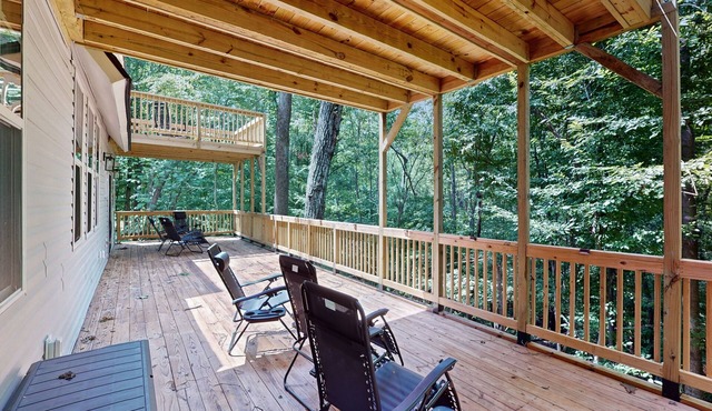 Cozy & restful treehouse style home with a gas grill & AC