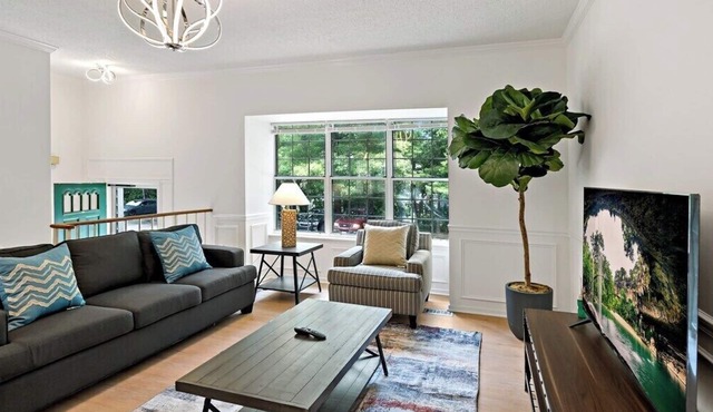 Cozy Reston Main Retreat