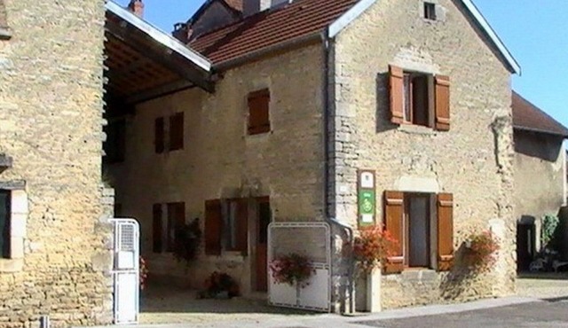 Cozy Restored House with 2 Bedrooms, Central Heating, Enclosed Courtyard in Aubepierre-sur-Aube