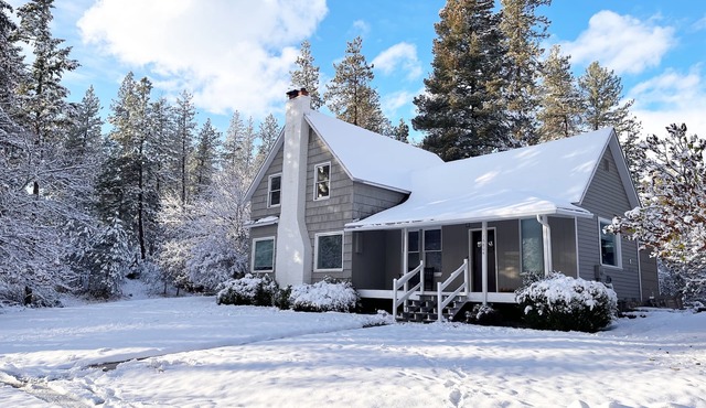 Cozy restored farmhouse on the river! Hot tub, wildlife and trails to explore!
