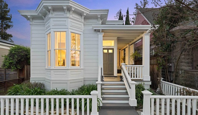 Cozy Restored Home, Walk to Town