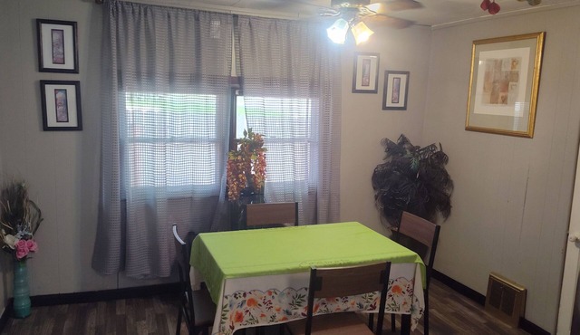 Cozy Retreat 1-bedroom house in lovely Cedar Rapids with WiFi, AC