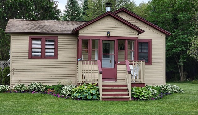 Cozy retreat. 1 bedroom house, n Welcome!nMay 1st -Nov 1stn internet & wifi
