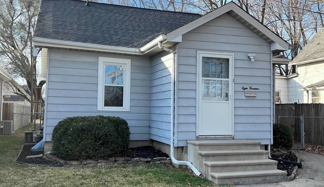 Cozy Retreat + 2 car garage